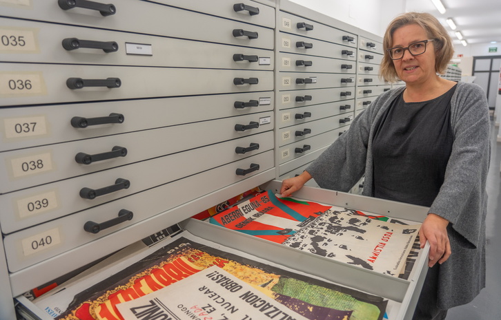 Miren Barandiaran, gordailu nagusian gordetako kartel batzuk erakusten.