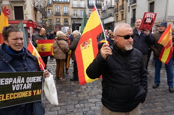 Concentración de un grupúsculo en Iruñea contra el repliegue de la Guardia Civil de Tráfico en Nafarroa, uno de los motivos alegados en esta apelación al derrocamiento.