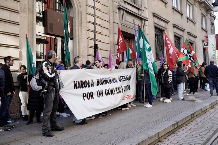 Movilización frente a la sede de Bilbao Kirolak.