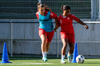 Las armeras han preparado a conciencia un partido vital. En la imagen, Nati Cano y Kenni durante un entrenamiento.