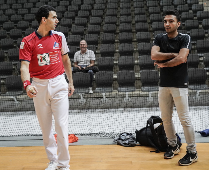 Jokin eta Gorka Altuna, ostegunean Bilbon egin zen material aukeraketaren une batean.