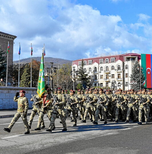 Parada militar de tropas de Azerbaiyán en Stepanakert, la capital de Nagorno-Karabaj.