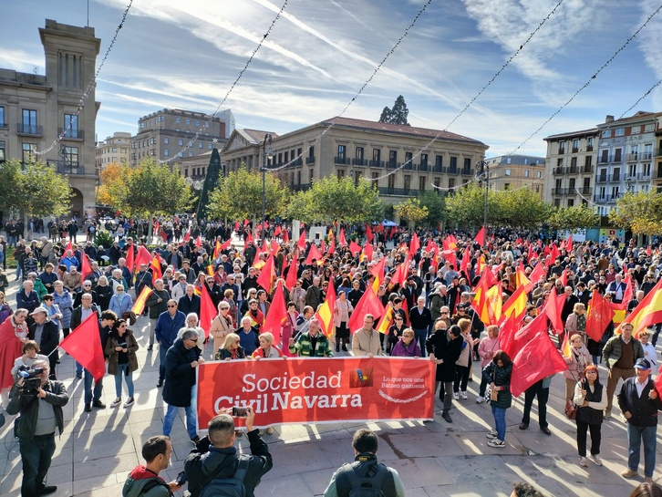 La concentración de Sociedad Civil Navarra contra la amnistía ha ocupado menos de la mitad de la plaza del Castillo.