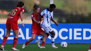 Jacqueline, que estrenaba titularidad, ha visto la segunda amarilla a los diez minutos de la reanudación.