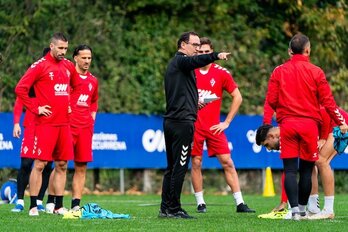 Etxeberria da indicaciones a sus hombres durante el último entrenamiento previo al viaje a Oviedo.