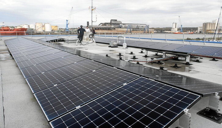 Central fotovoltaica instalada sobre los tejados de la capitanía del puerto de Angelu .