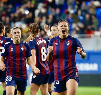 Andrea Álvarez celebra el gol con el que sentenciaba el partido.