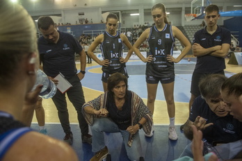 Azu Muguruza da instrucciones a sus jugadoras en un tiempo muerto.