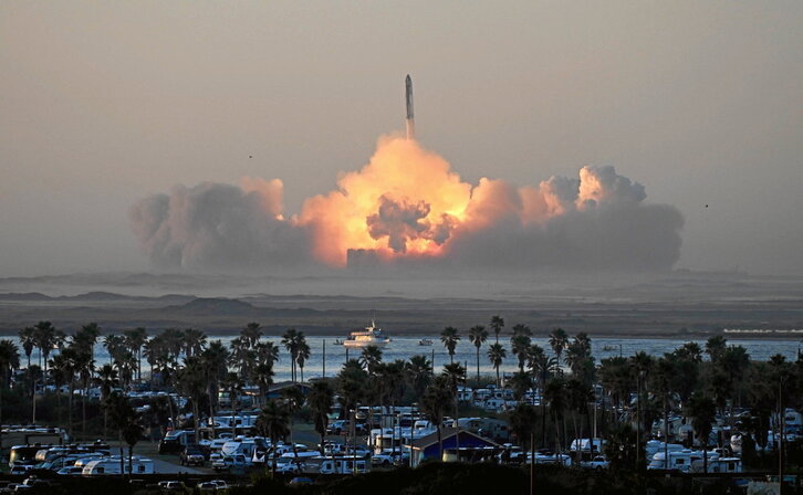 El cohete Starship despega desde el sitio de lanzamiento Starbase,  propiedad de Elon Musk, cerca de Boca Chica (Texas).
