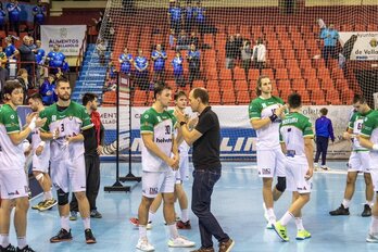 Los jugadores de Helvetia Anaitasuna aplauden al final del encuentro en el pabellón Huerta del Rey.