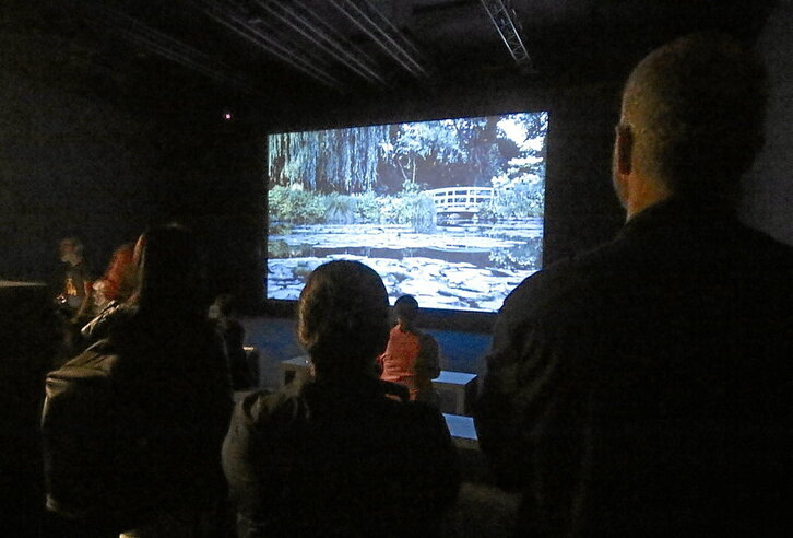“Informes de campo”, de Marine Hugonnier, es la pieza que da nombre a la muestra audiovisual de esta cineasta, artista y antropóloga que se puede ver en el Museo Guggenheim hasta el 11 de febrero.