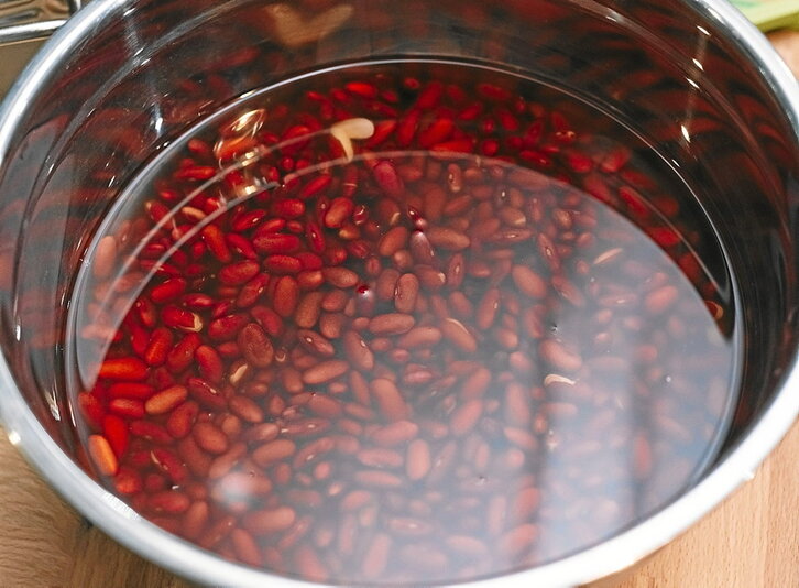 La alubia es uno de los alimentos esenciales de los meses fríos. Hay sitios en los que tienen hasta una feria, como en Tolosa, en la otra imagen.