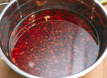 La alubia es uno de los alimentos esenciales de los meses fríos. Hay sitios en los que tienen hasta una feria, como en Tolosa, en la imagen de la derecha.