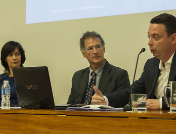 Jose Ramon Bengoetxea katedraduna, mahairen erdian kokatua, artxibo irudi batean