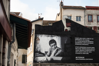 Le collectif Se loger au Pays - Herrian Bizi a inauguré une fresque pour alerter sur la situation du logement, place Patxa à Bayonne.