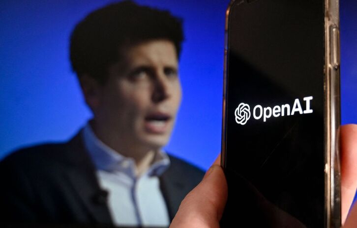Un teléfono móvil muestra el logo de OpenAI junto a una imagen de Sam Altman.