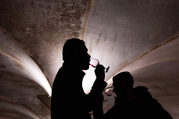 El vino tinto causa dolores de cabeza a algunas personas poco después de tomarlo.