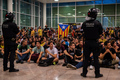 Europapress_2426209_agentes_mossos_esquara_frente_concentrados_aeropuerto_barcelona_el_prat