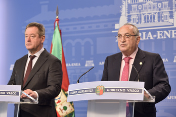 Iñaki Arriola junto a Bingen Zupiria en la rueda de prensa posterior al Consejo de Gobierno.