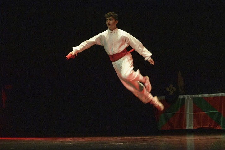 Euskal Herriko Aurresku Txapelketaren aurreko edizio bat, irudian.