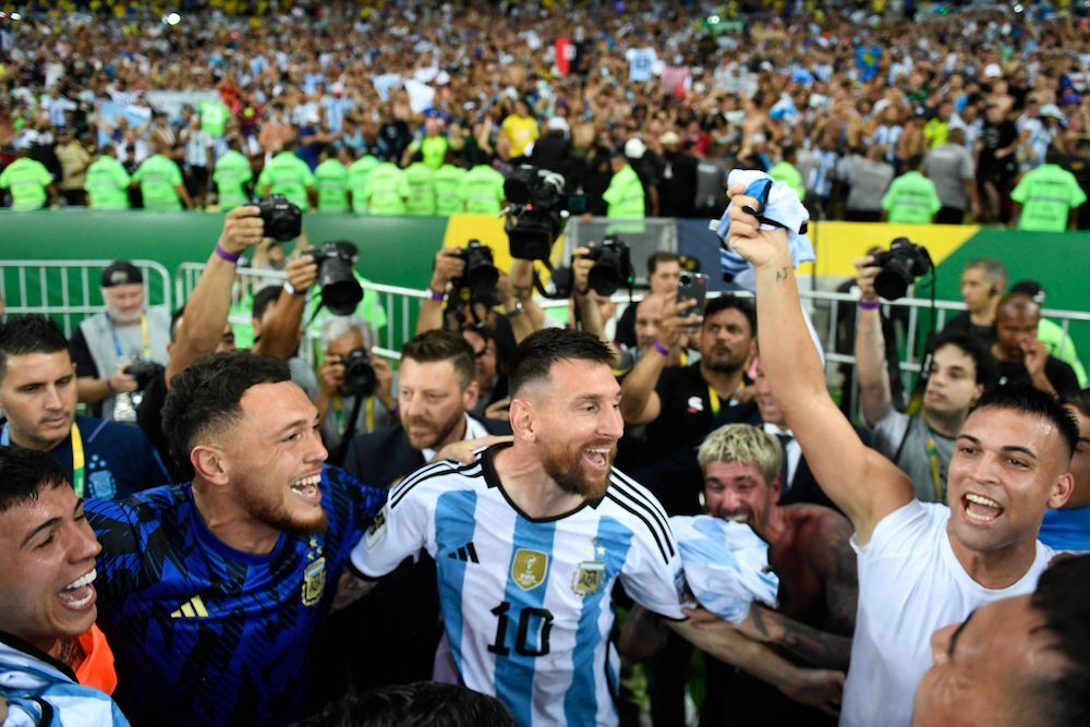 Messi celebra con sus compa&ntilde;eros el triunfo de Argentina en Brasil. (Mauro PIMENTEL / AFP)