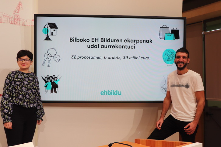 La portavoz de EH Bildu, María del Río, y el concejal Karlos Renedo.