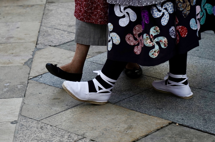 Plazan kantatzeko eta dantzatzeko ohiturak indartu nahi ditu jaialdiak.