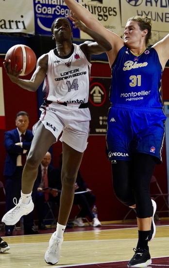 Sofia da Silva Montpellierreko Liskens handiarekin borrokan.