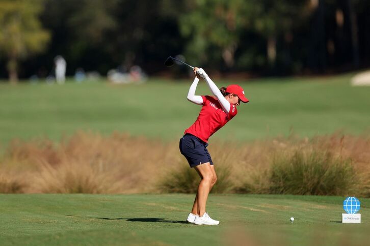 Carlota Ciganda se dispone a golpear la bola en un torneo reciente.