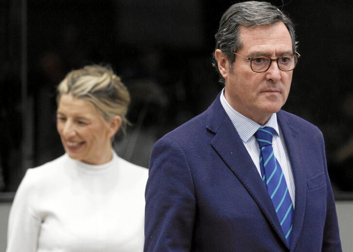 Antonio Garamendi, presidente de la CEOE, con Yolanda Díaz a su espalda.