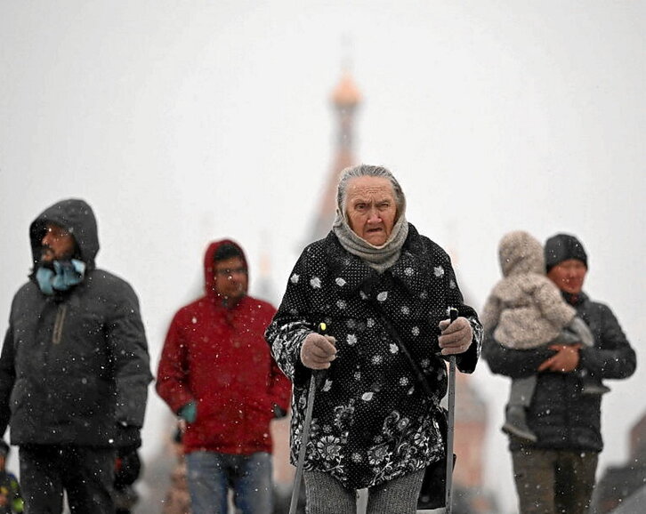 Jendea elurpean oinez, Kremlin inguruan.