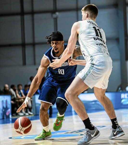 De Ridder frena en defensa a un jugador escocés.