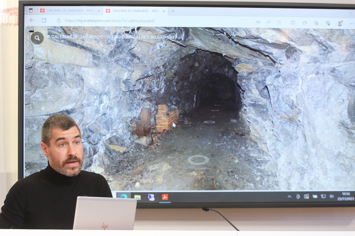 Anartz Ormaza, de Aranzadi, explica detalles del trabajo en los túneles-refugio de Zabalbide.