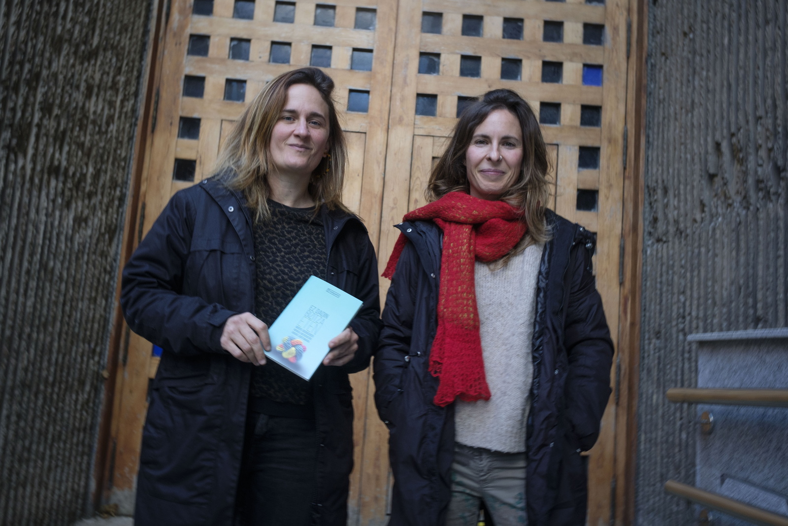 Miren Aranguren eta Ainara Santamaria, ‘Ez dadin bizitza eten’ lanare egileak Monika Mendiberrirekin batera. (Jon URBE/FOKU) Miren Aranguren eta Ainara Santamaria, ‘Ez dadin bizitza eten’ lanare egileak Monika Mendiberrirekin batera. (Jon URBE/FOKU)