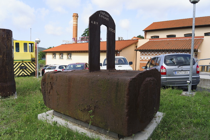 Labe Garaietako azken lingotea, Euskal Herriko Meatzaritzaren Museoaren kanpoaldean.