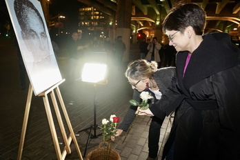 Las representantes de EH Bildu María del Río y Bea Ilardia durante el homenaje a Pablo González Larrazabal.