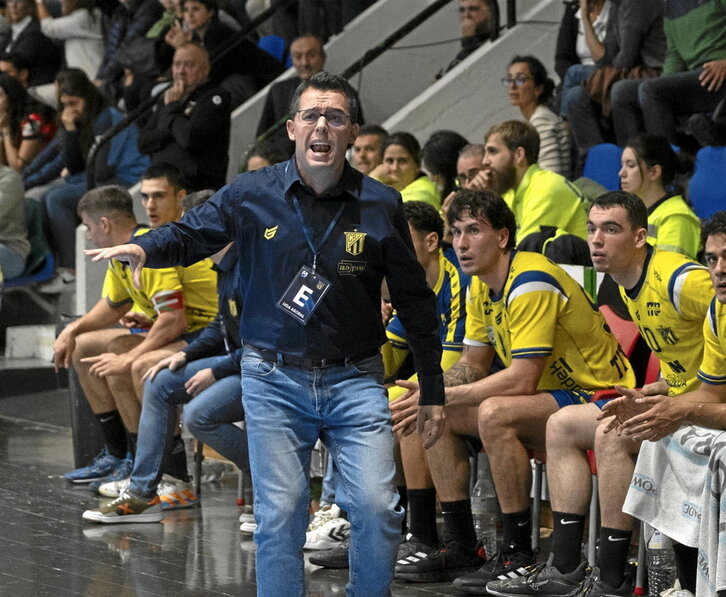 Jacobo Cuétara dirige al Bidasoa Irun en el derbi ante Anaitasuna.