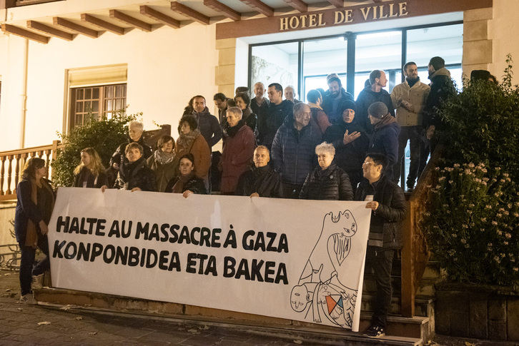 Hendaiako Herriko Etxearen atarian elkarretaratzea egin dute 50 bat lagunek. 