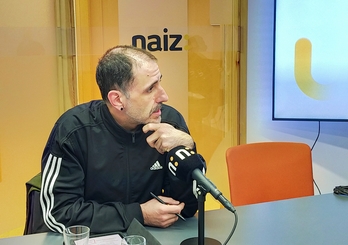 Aratz Estonba abokatua, NAIZ Irratiko estudioan.