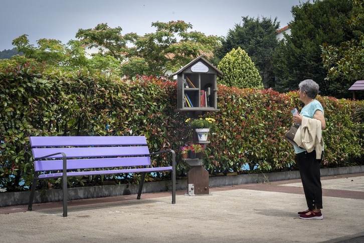 Lourdes del Hoyo maiatzaren 16an hil zuten, Orion, kaleko eserleku batean liburu bat irakurtzen ari zen bitartean. Irudian, hilketa gertatu zen tokian jarritako oroigarria.