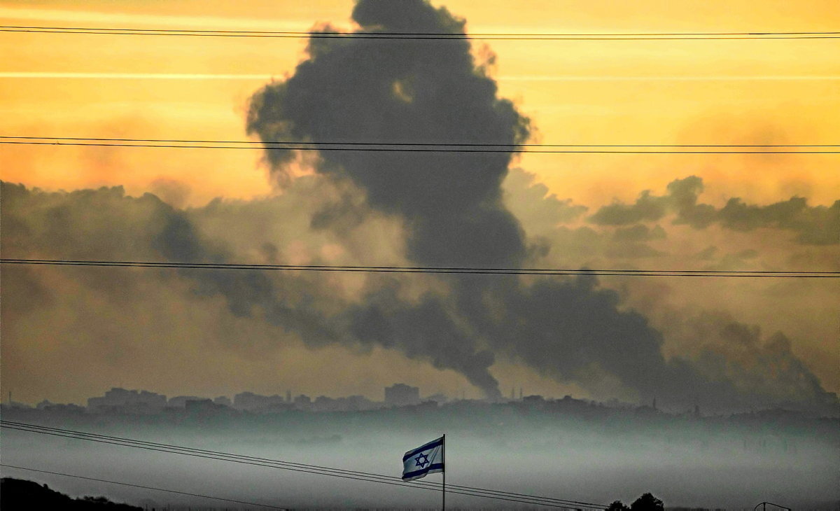 aArmada israeldarrak Gazaren kontra hilaren 21ean egindako erasoaren osteko irudia. Israelgo hegoaldean hartutako argazkia da, Gazako Zerrendaren mugatik gertu. (John MACDOUGALL / AFP)