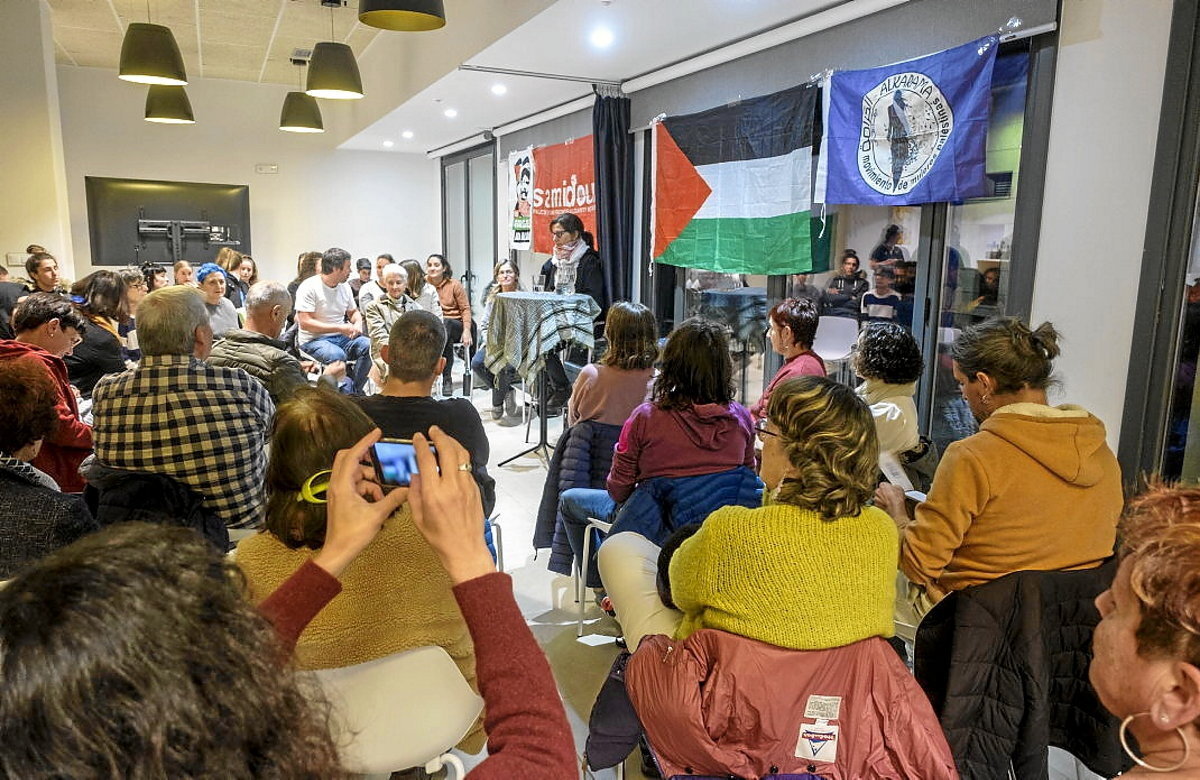 Herritar asko batu ziren azaroaren 9an Zumaiako Emakumeon Etxean, Jaldia Abubakra entzutera. (Jon URBE / FOKU)