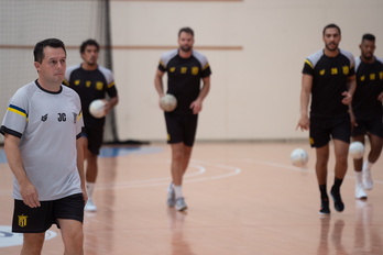 Jacobo Cuétara dirige un entrenamiento del Bidasoa Irun.