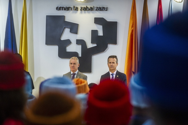El lehendakari, Iñigo Urkullu, y el consejero de Educación, Jokin Bildarratz, en la inauguración del curso en la UPV-EHU.