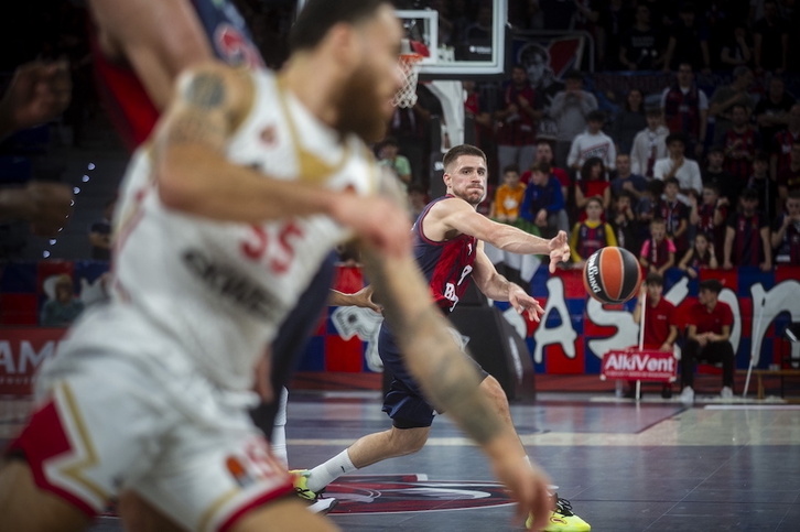 Vanja Marinkovic suelta el pase, con Mike James al acecho para robarlo y salir a la contra.