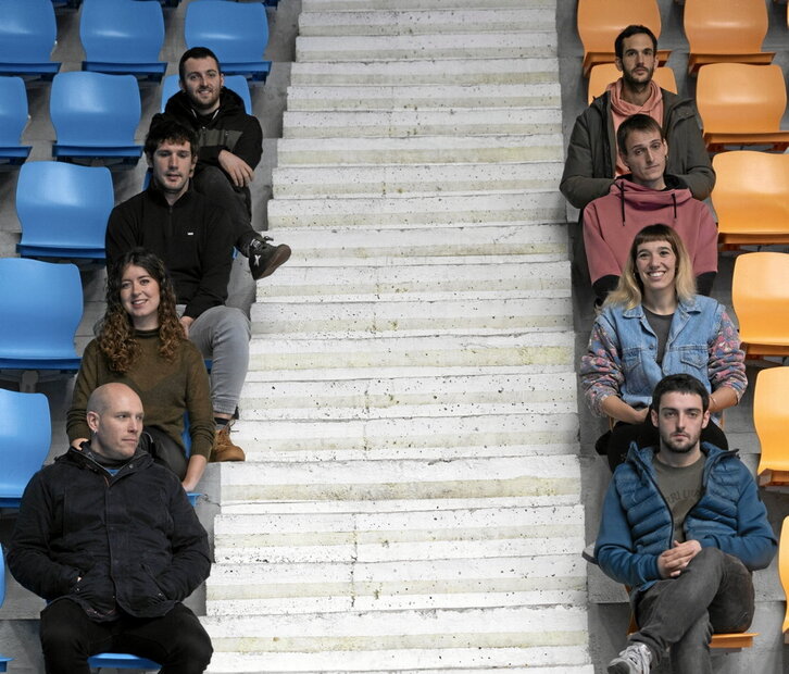 Zortzi finalistak, atzo, Anaitasuna kiroldegiko harmailetan.