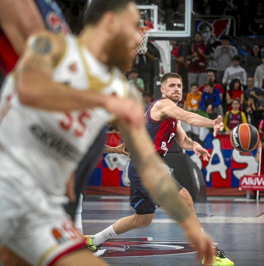 Mike James acecha el pase de Marinkovic.