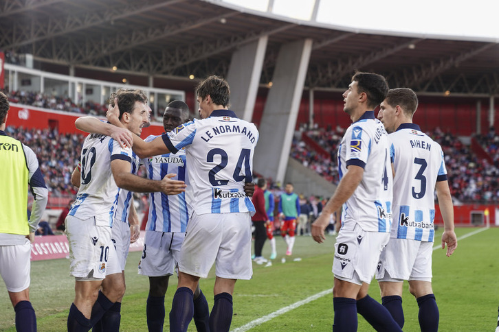 Mikel Oyarzabal es felicitado tras marcar el noveno gol en sus últimos once partidos en Almería.