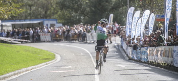 Diego Ruiz de Arkaute celebra su victoria en la primera prueba del calendario vasco en Tolosa.
