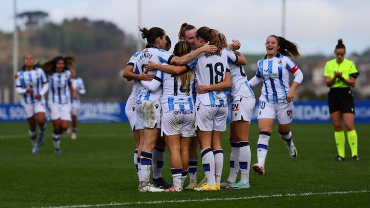 Las txuriurdines celebran el gol de la sentencia, que llegaba nada más empezar la segunda parte.